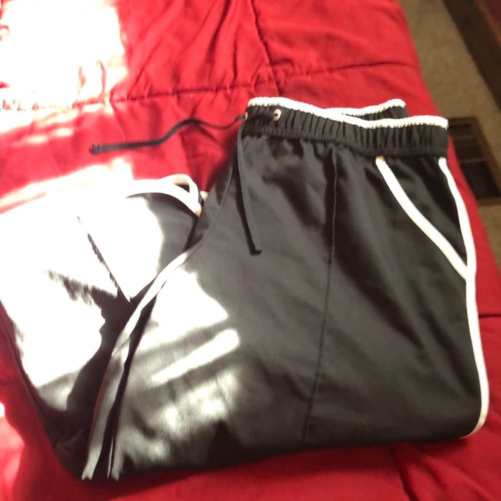 Black drawstring capris!
